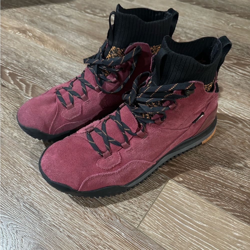 The North Face Back To Berkeley 3 Men’s Hiking Waterproof Boots size 11.5 Maroon